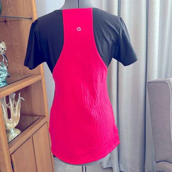 WonderWink FFX Sport Mock Wrap Scrub Top in Strawberry size XS  ~EUC~ - Picture 2 of 8